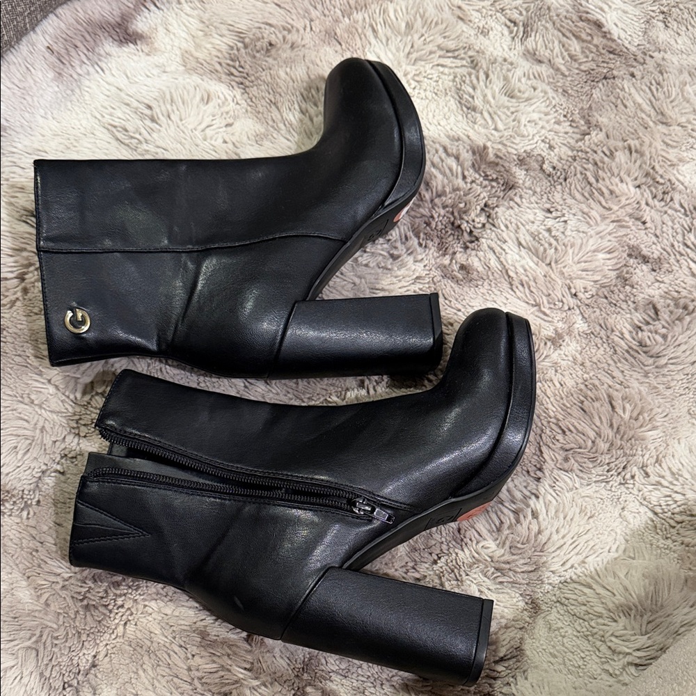 GBG Los Angeles Black Ankle Booties